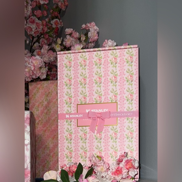 Stanley x LoveShackFancy 40 oz. Quencher Blooming Heirloom - Picture 5 of 8